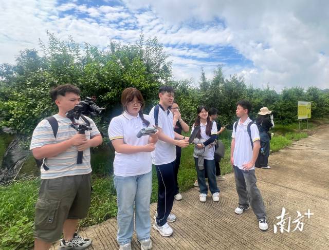 操作着无人机拍摄的365英国上市公司实践团成员。